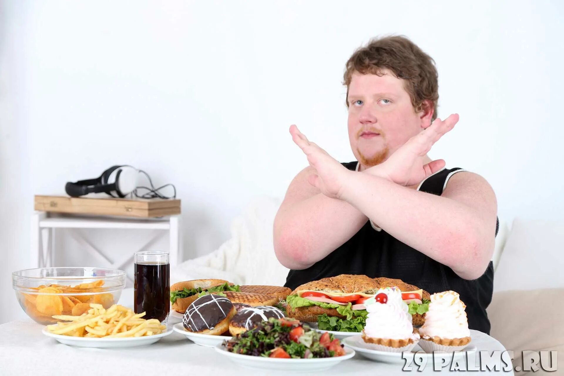 Ожирение переедание. Жирные люди с едой. Толстушка с едой. Человек ест жирную пищу.