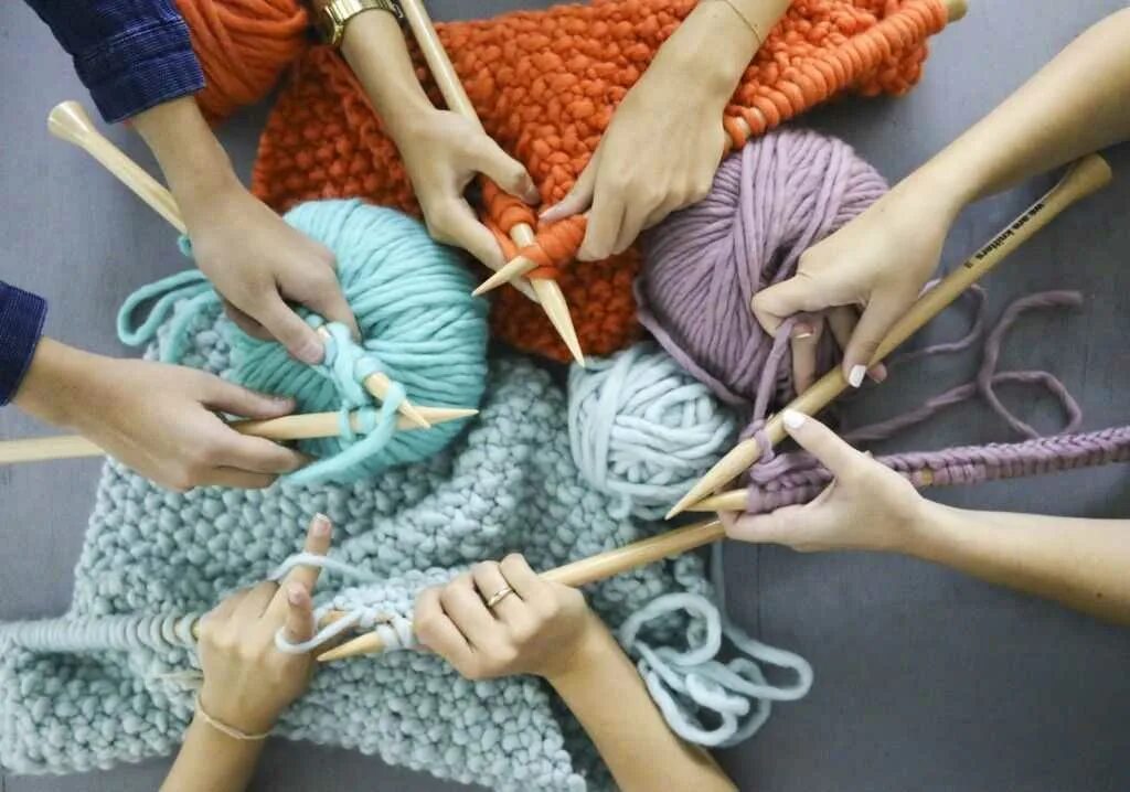 Увлекающиеся вязанием. Вязание. Нитки для вязания крючком. Рукоделие. Рукоделие вязание.