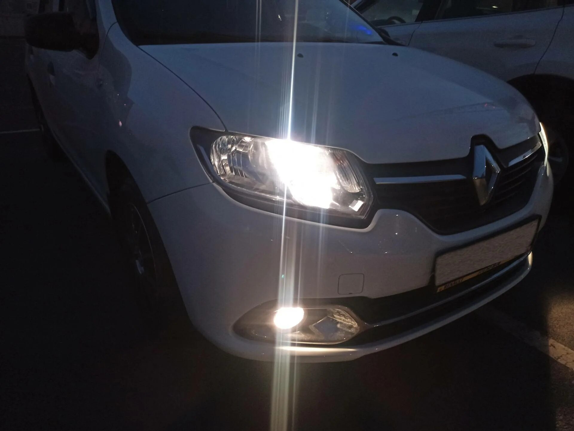 Рено логан 2 лампы в фарах. Renault logan 2 дхо. лампочки ходовые огни renault logan 2014. дхо рено логан 2 лампочка. ллампа рено логан дневные ходов.