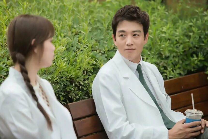 Doctor won. The Doctor Park Shin xe. Доктор парк. Kim Rae won Wedding.