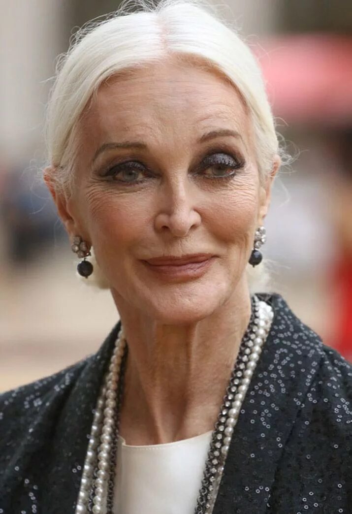 Как выглядит старая модель. 80 летняя модель кармен делль. Дафни селф британская модель. Седая модель ясмина росси. Кармен делль орефайс сейчас 2022.