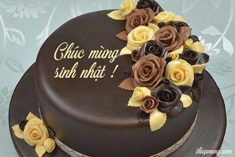 Birthday cake. украшения для квадратного шоколадного торта. украшение торта с надписью. надпись на шоколадном торте. торт для женщины с шоколадными цветами.