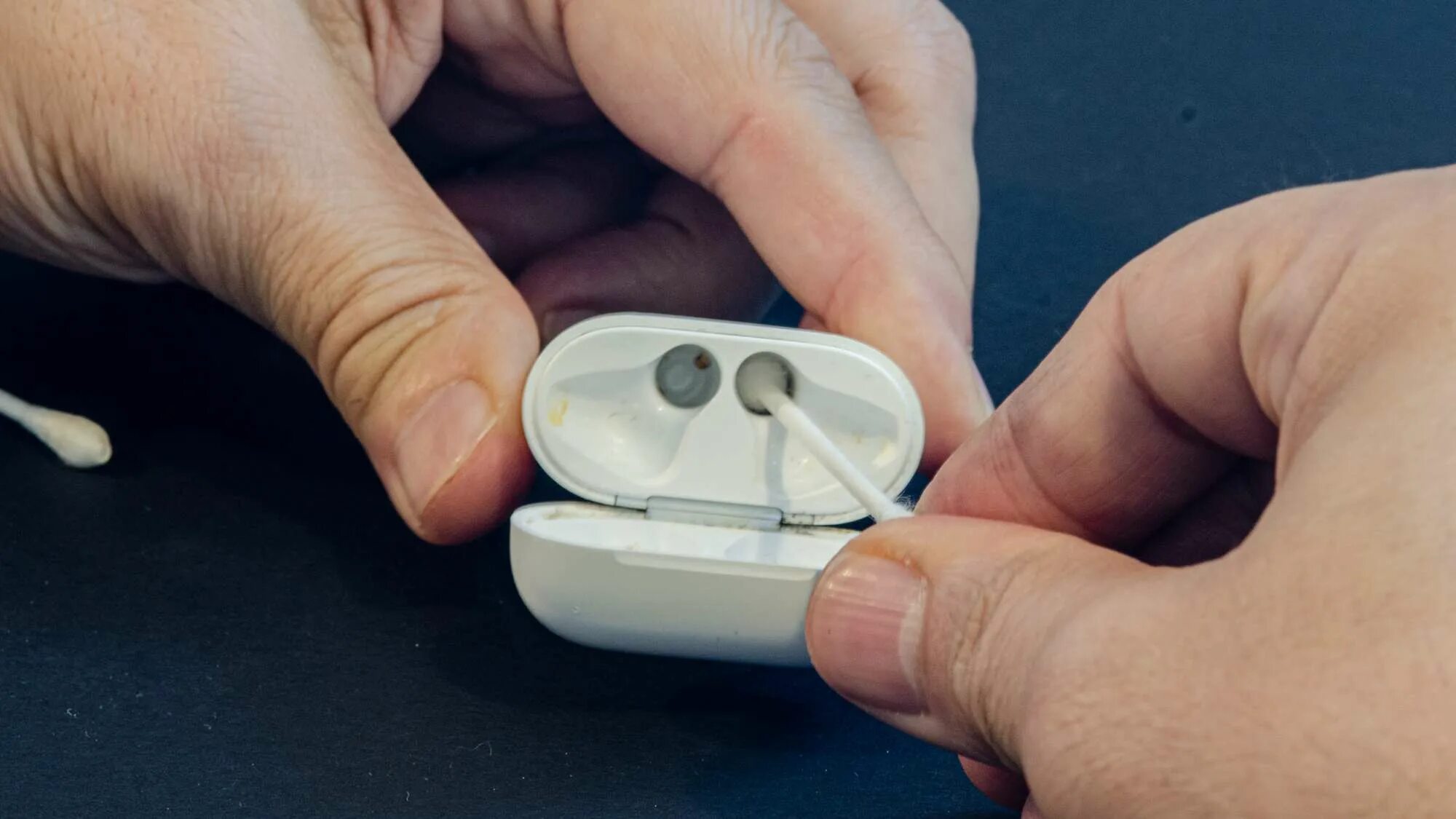Чистка наушников apple earpods. Грязные airpods. Грязные наушники airpods. Чистка airpods. Набор для чистки наушников аирподс.