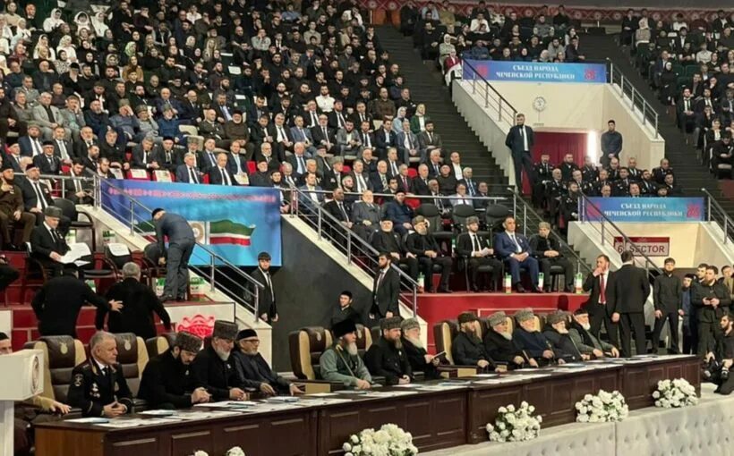 Съезд народа чеченской республики. Съезд народа чеченской республики. Съезд чеченского народа в грозном 1994. 10 августа 1994 съезд чеченского народа. День чеченской конституции.