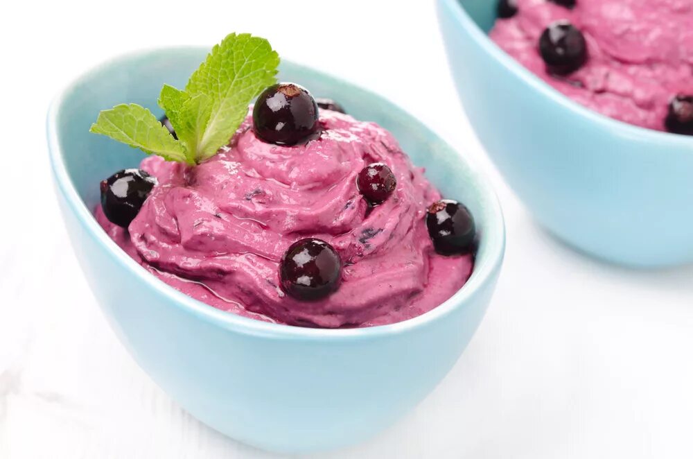 Мусс из черной смородины. Мусс черная смородина. Мусс смородина десерт. Десерт из смородины. Ягодное суфле.