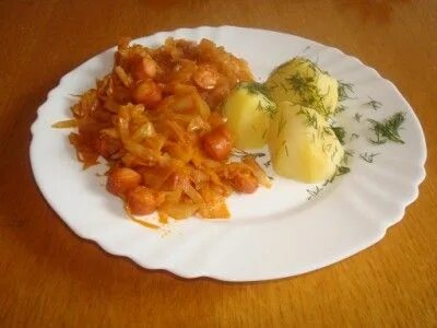 Капуста с яйцом и сосисками