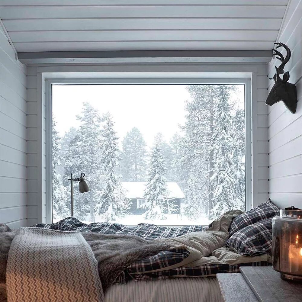 Уютная комната тепло. Уютная зимняя спальня в деревянном доме. Уютный зимний домик. Уютный зимний интерьер. Уютная комнатка с окном.