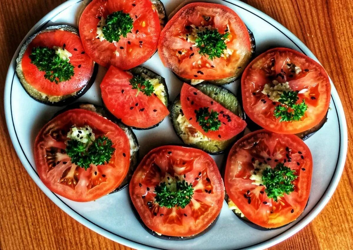 Помидоры быстрая закуска с чесноком. Закуска с помидорами. Закуска из помидор. Баклажаны закуска. Закуска из баклажанов с помидорами.