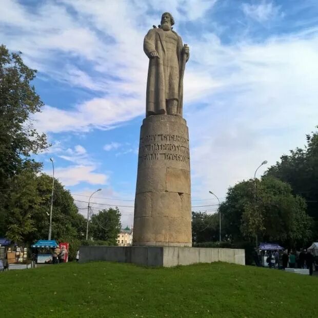 Памятник Ивану Сусанину в Костроме
