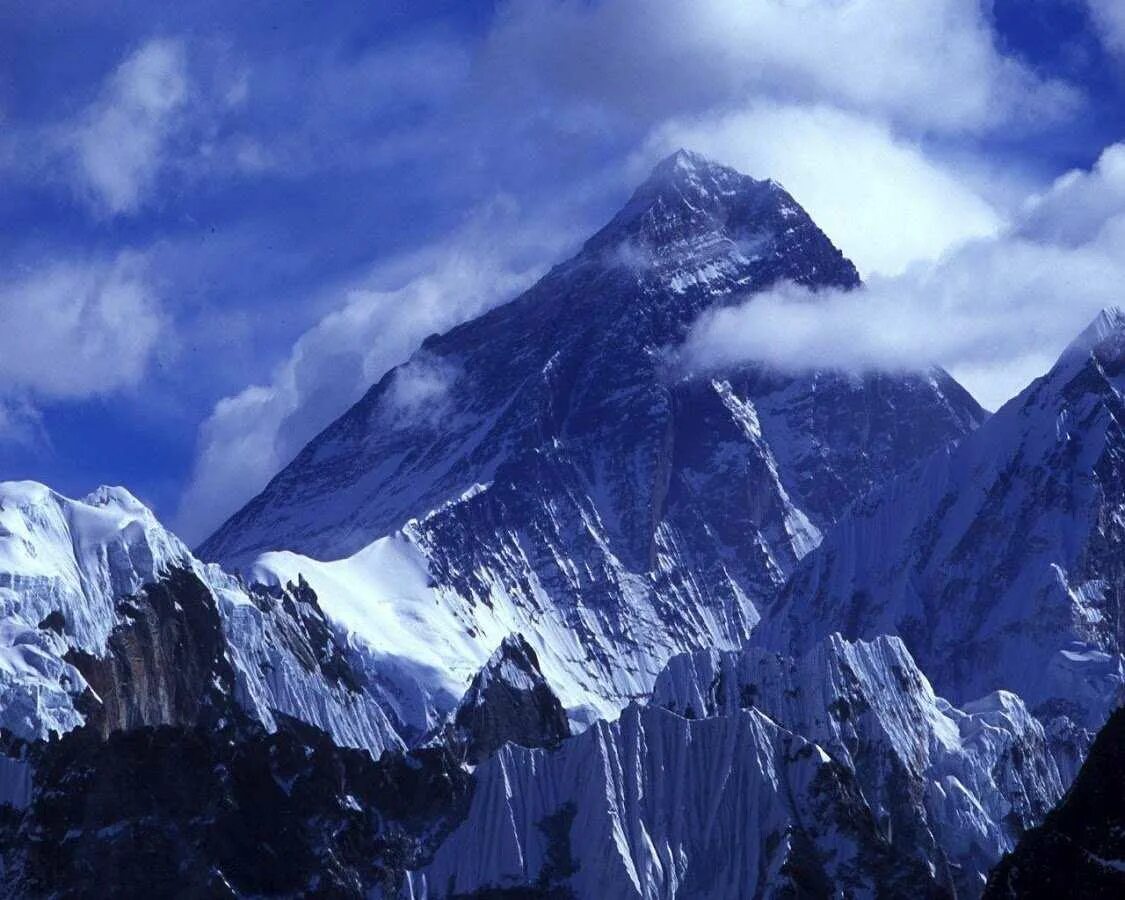 Какие есть горные. Гора Джомолунгма. Самая высокая вершина мира Джомолунгма. Горные вершины Эверест. Высочайшая вершина Гималаев.