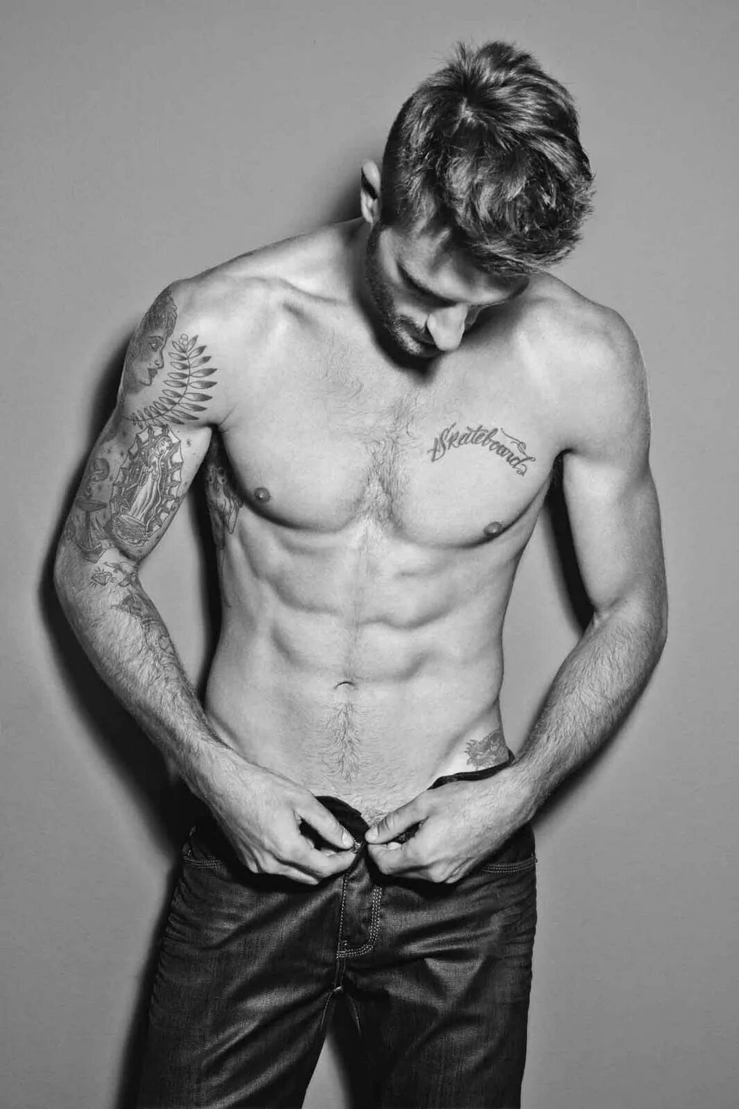 Девушка расстегивает. Пошлый мужик. Пара кальвин кляйн. Пошлый мужик. Парень и девушка в шортах.