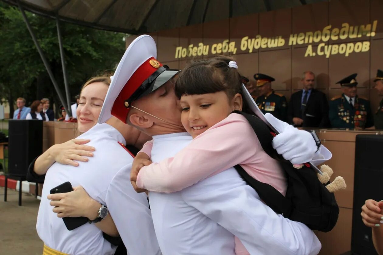 Молодыми погонами с юга. Погоны Суворовского училища Уссурийск. Уссурийское СВУ 65 выпуск. Девушки суворовцы. Суворовское училище Уссурийск для девочек.