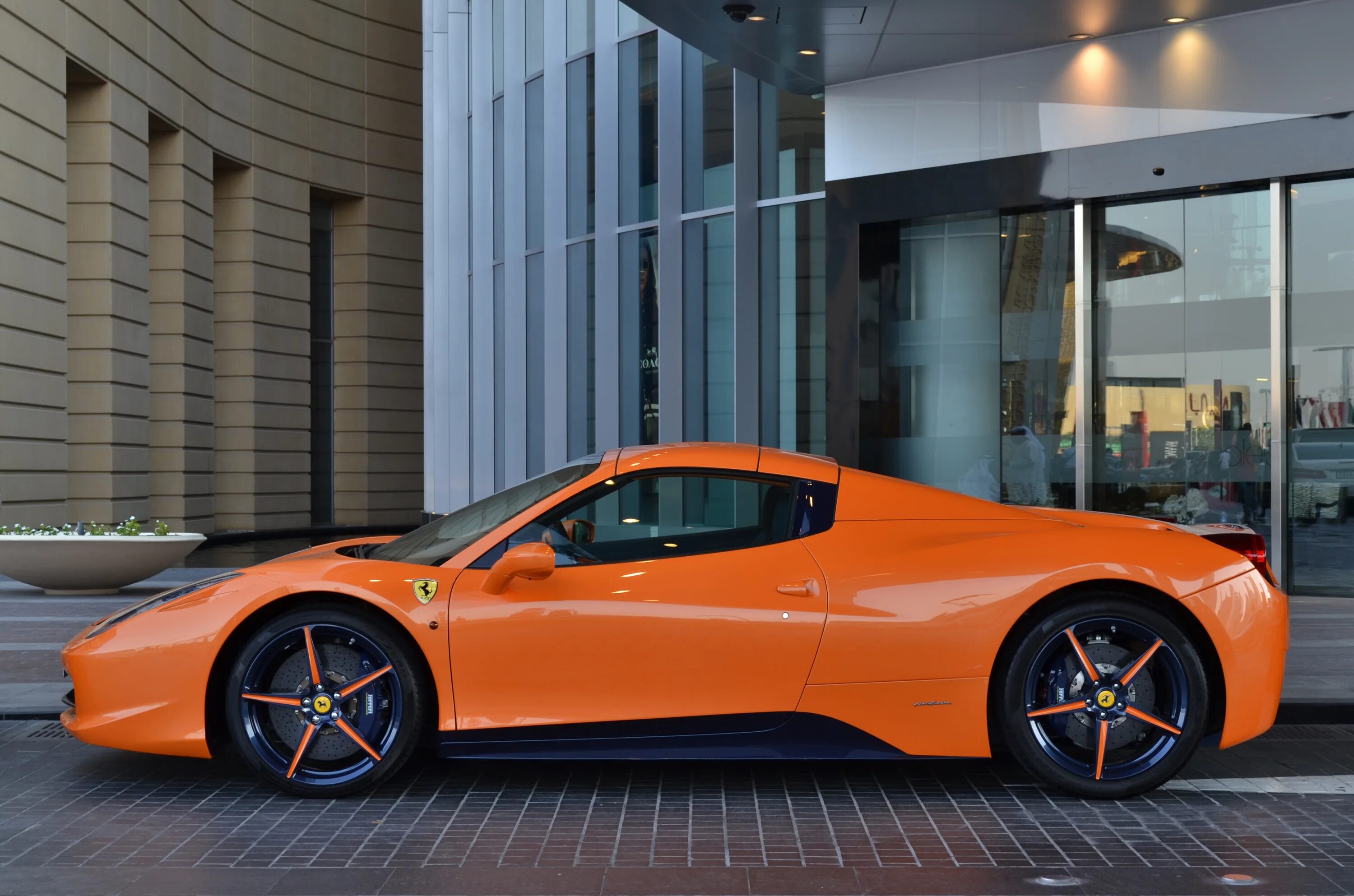 Включи оранжевый автомобиль. Ferrari 458 Italia оранжевая. Ferrari 458 Italia Spider. Ferrari 458 Spider оранжевая. Ferrari Italia Spider 458 Dubai.