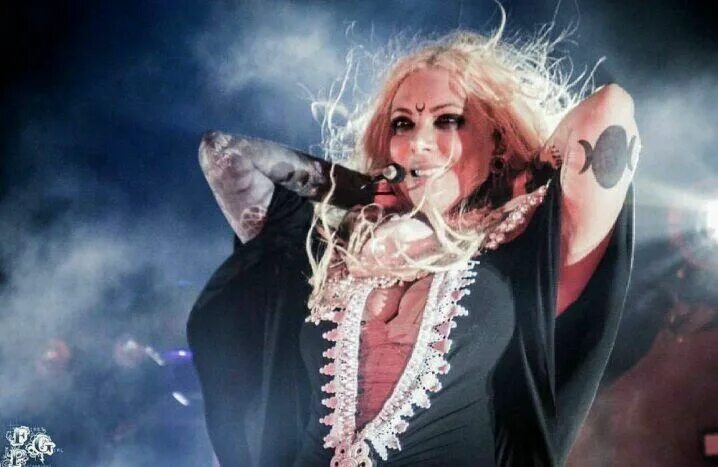 In this moment blood. In this moment in time. In this moment in time. In this moment группа 2005. In this moment вокалистка.