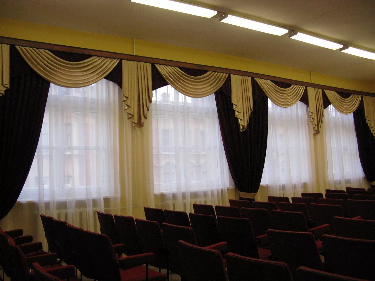 Для декорирования актового зала купили. Для декорирования актового зала купили. Украшение музыкального зала в детском саду. Одежда сцены для актового зала дк. Шторы для конференц зала.