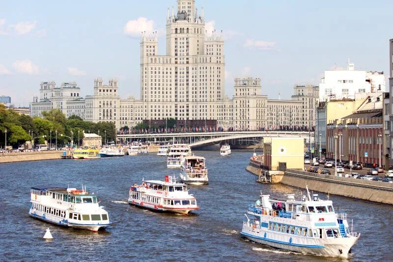Речной транспорт москвы. Московский речной транспорт. Москва 29 теплоход. Речные трамвайчики зарядье. Москва река речной трамвайчик.