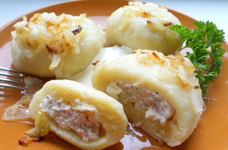 Картофель с мясом и тестом. Терка клёцки. Картофельные галушки. Картофельные галушки с фаршем. Белорусские клецки.