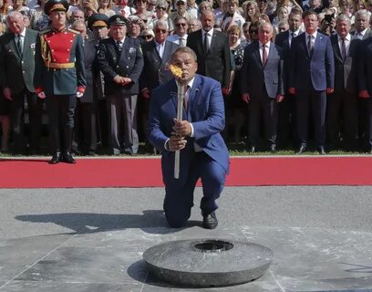 Зажжение вечного огня на могиле неизвестного солдата