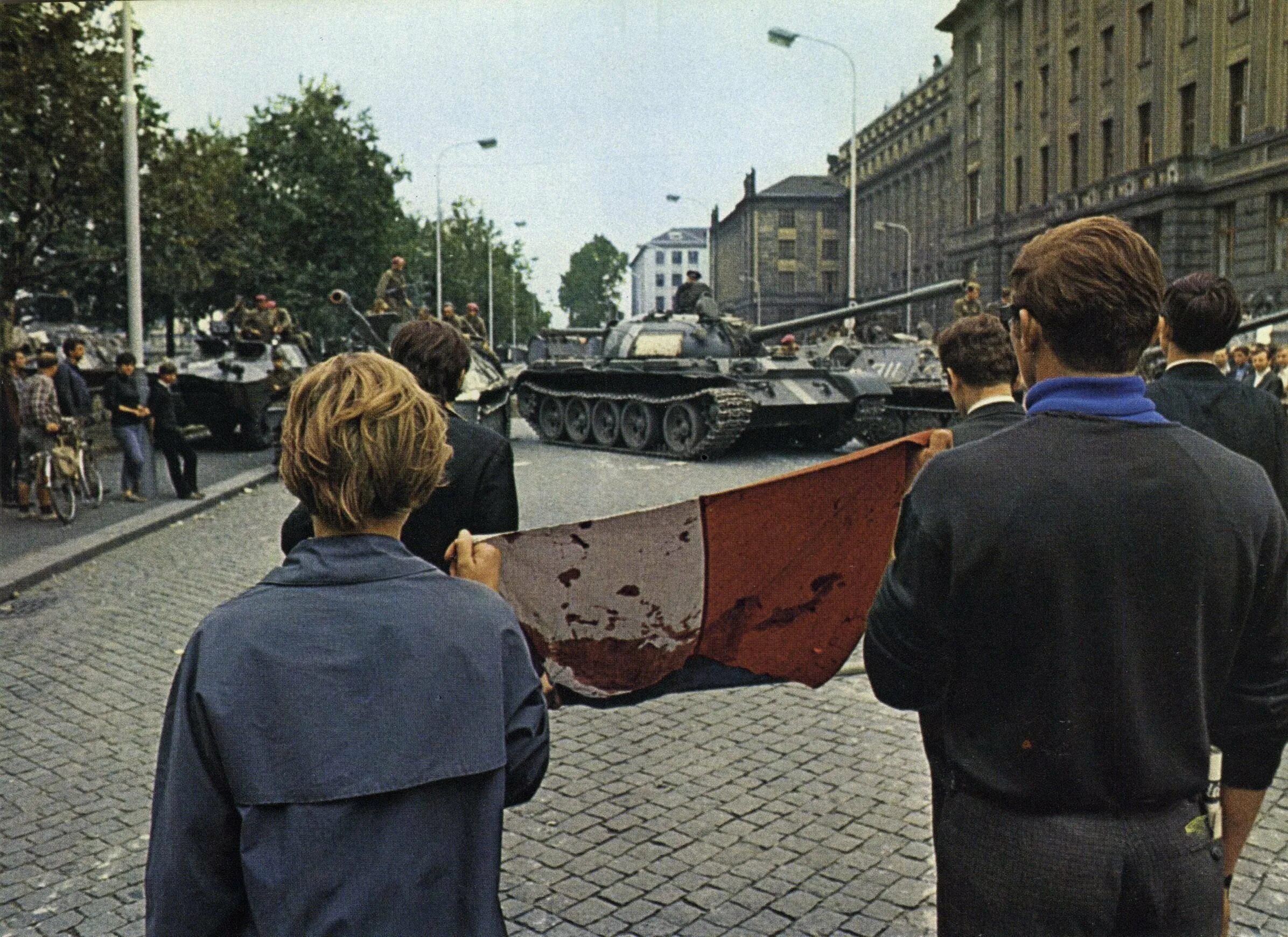 Введение в чехословакию. Операция Дунай 1968. Вторжение в Чехословакию 1968. Танки в Праге 1968.