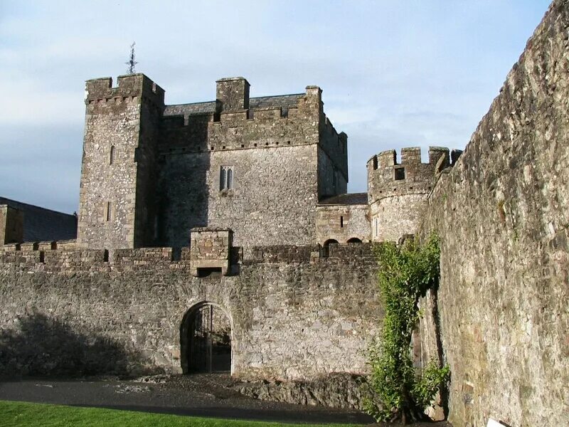 Замок х купить. Замок Кэйр Ирландия. Замок Кэйр Ирландия реконструкция. Замок Кэр Ирландия. Ирландия замок Кэйр музей.