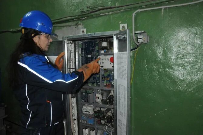 Электромонтер тяговой подстанции ржд. Новобрянская подстанция 750 кв. Электромонтажник. Свердловское пмэс. Дежурный электромеханик.