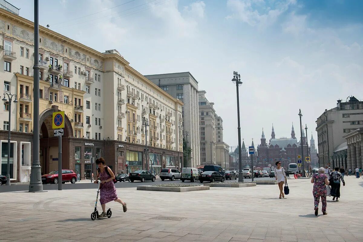 Улицы москвы лето. Тверская улица Москва. Главная улица Москвы Тверская. Тверская улица Екатеринбург. Тверская улица 1994.