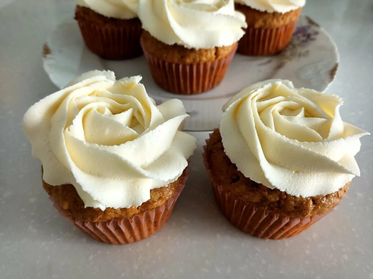 Как испечь капкейки. Капкейки в домашних условиях. Как испечь капкейки. Как испечь капкейки. Капкейки с кремом пломбир.