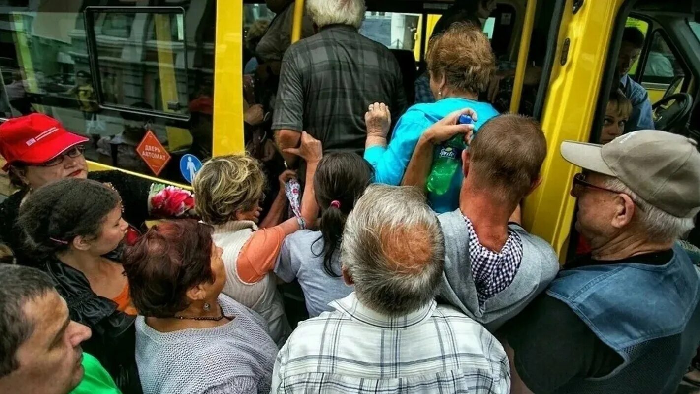 Давка в автобусе. Толпа людей в общественном транспорте. Общественный транспорт толпа. Толпа людей в автобусе.