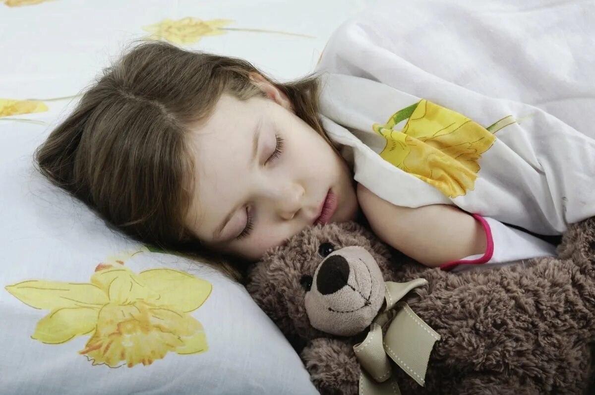 Sleep on little child day is young. Маленькую девочку в постель.