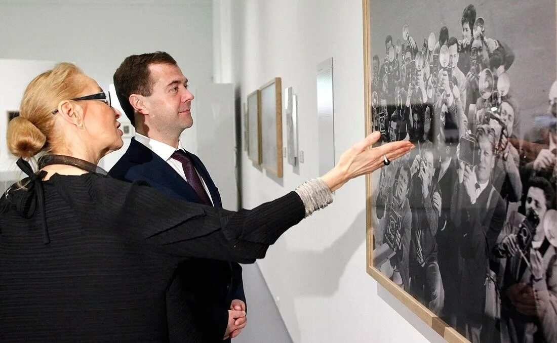 свиблова мультимедиа арт музей. осмотр экспозиции. люди осматривают выставку. художественный выставочный комплекс дача башенина. театральная художница людмила евгеньевна окс (1931—2013).