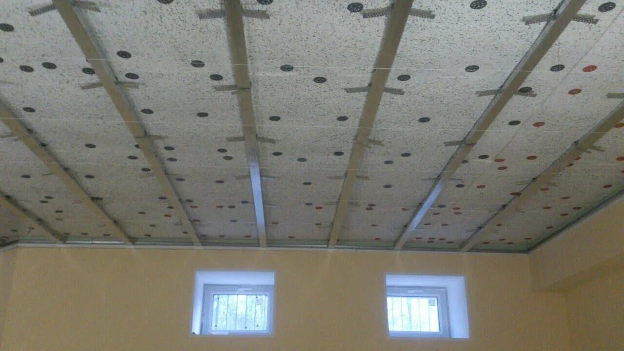 Шумоизоляция потолка в квартире. Чем сделать шумоизоляцию потолка. Шумоизоляция потолка в квартире. Шумоизоляция потолка. Термозвукоизол под натяжной потолок.