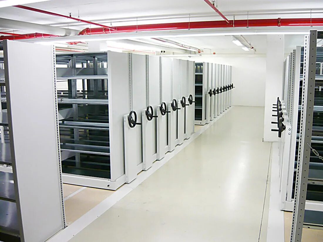 Индивидуальные кладовые помещения. Помещение для хранения. Боксы для хранения на складе. Помещение предназначенное для хранения. Стеллаж передвижной архивный.