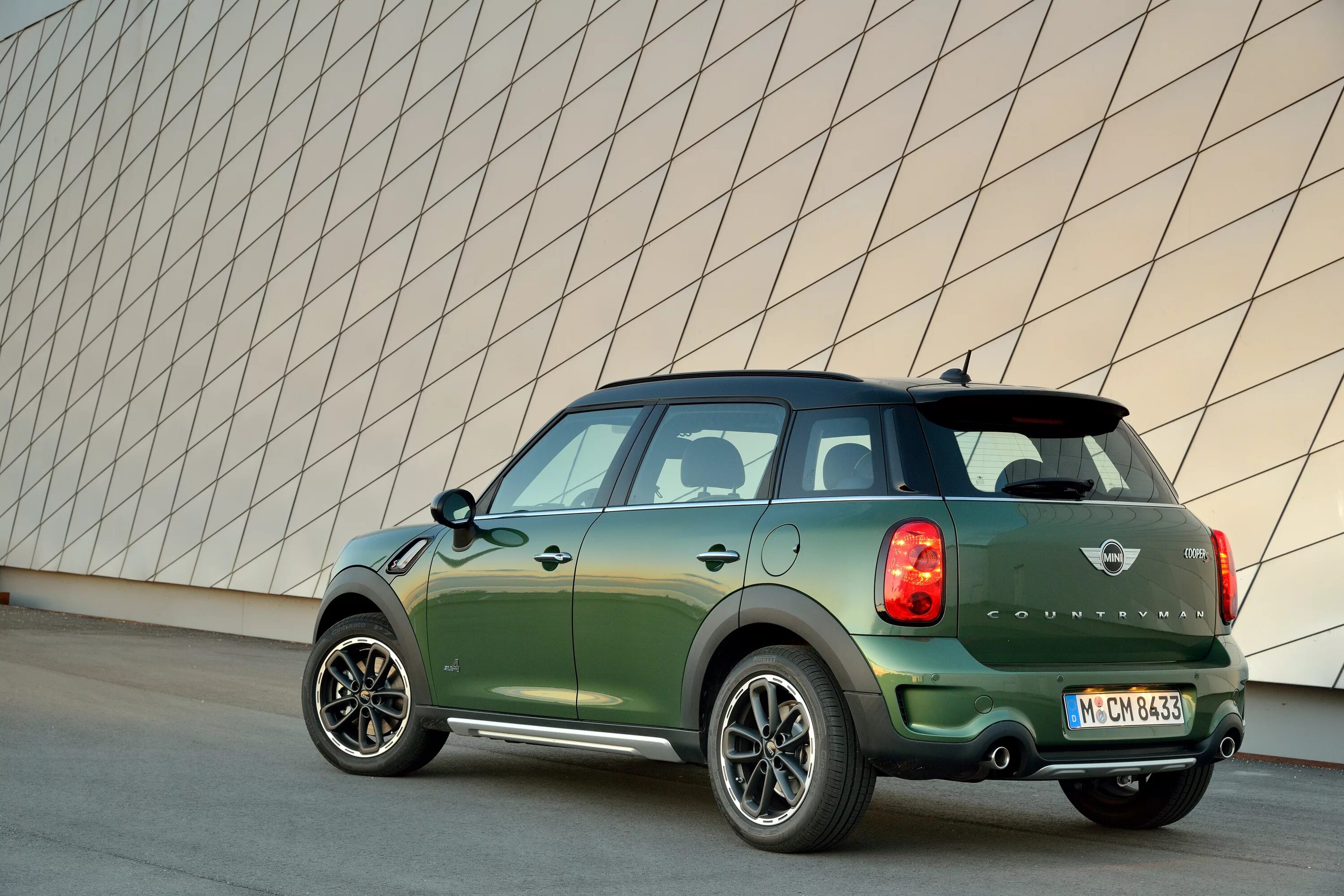 Мини купер похожие. Mini Cooper Countryman 2015. Китайский Mini Cooper. Mini Countryman зеленый. Countryman Cooper 2015 год.