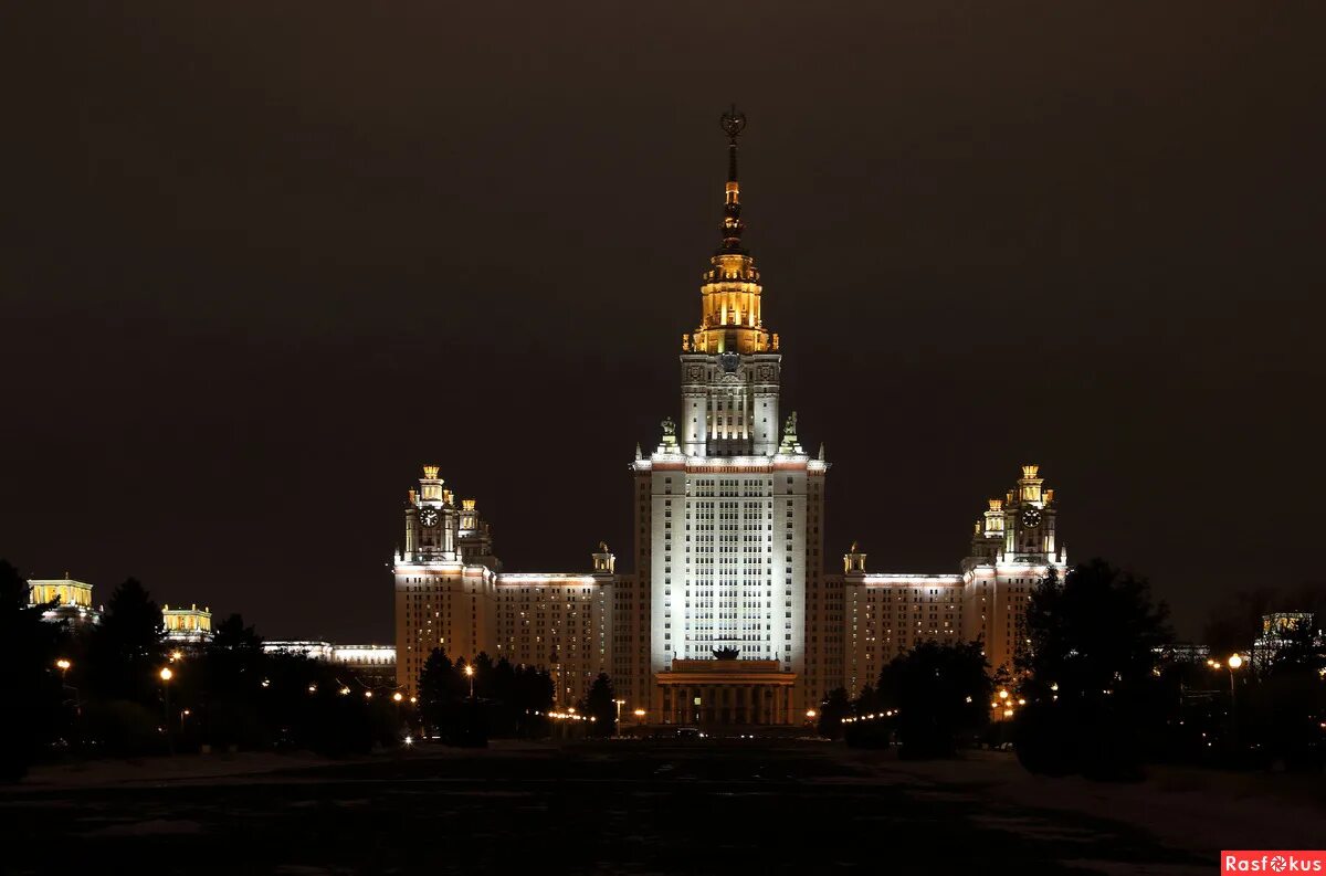 Мгу света. Сталинские высотки МГУ. Москва высотка МГУ. Здание МГУ сталинская высотка. 7 МГУ В Москве.