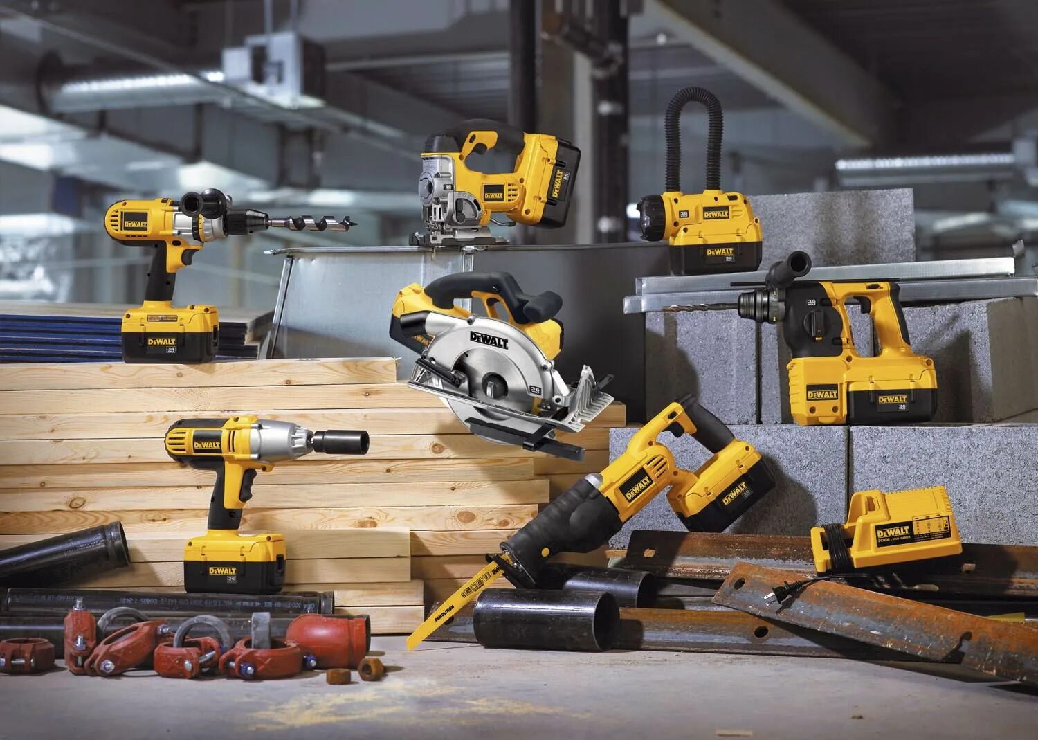 строительный инструмент напрокат. прокат строительного оборудования. много строительных инструментов. строительный инвентарь. строительное оборудование.