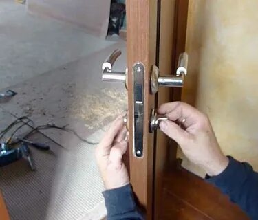 Как вставить защелку в межкомнатную