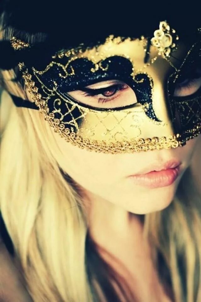 Блондинка в маске домашнее. Красивая блондинка в маске. Красивая женщина в маске. Красивые карнавальные маски для девушек. Девушка в карнавальной маске.