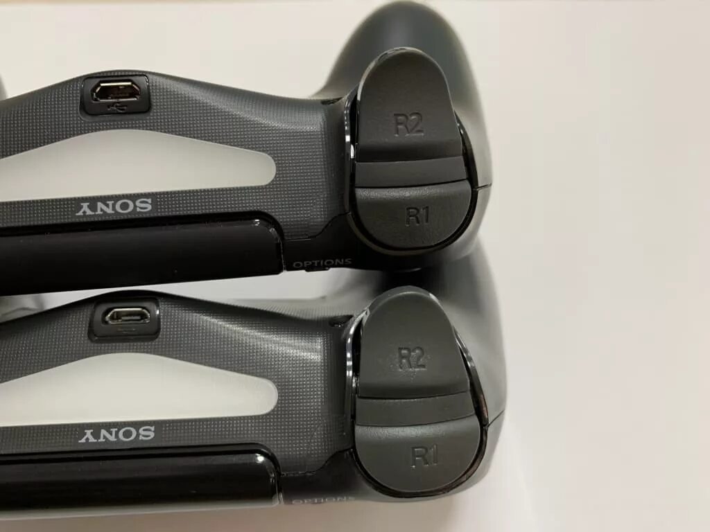 Как отличить оригинальный dualshock 4. Dualshock ps1 оригинал подделка. Геймпад ps3 v1 v2. Dualshock 4 v2 отличия от подделки. Подделка и оригинал геймпада ps5.