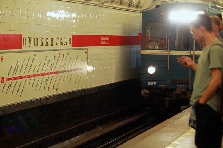 Метро санкт петербурга красная ветка что случилось. Поезда по зеленой ветке. Сокольническая линия метро. Закрытая станция метро. Красная ветка метро питер.