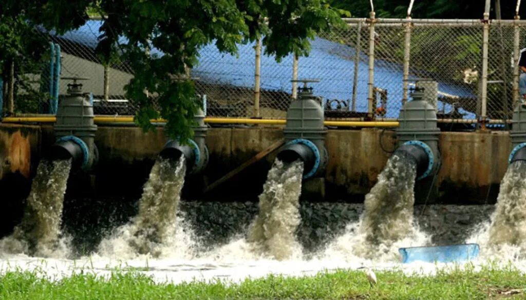 Заводы загрязняют воду. Промышленные сточные воды. Сточные воды загрязнение. Канализационные сточные воды. Выброс сточных вод.