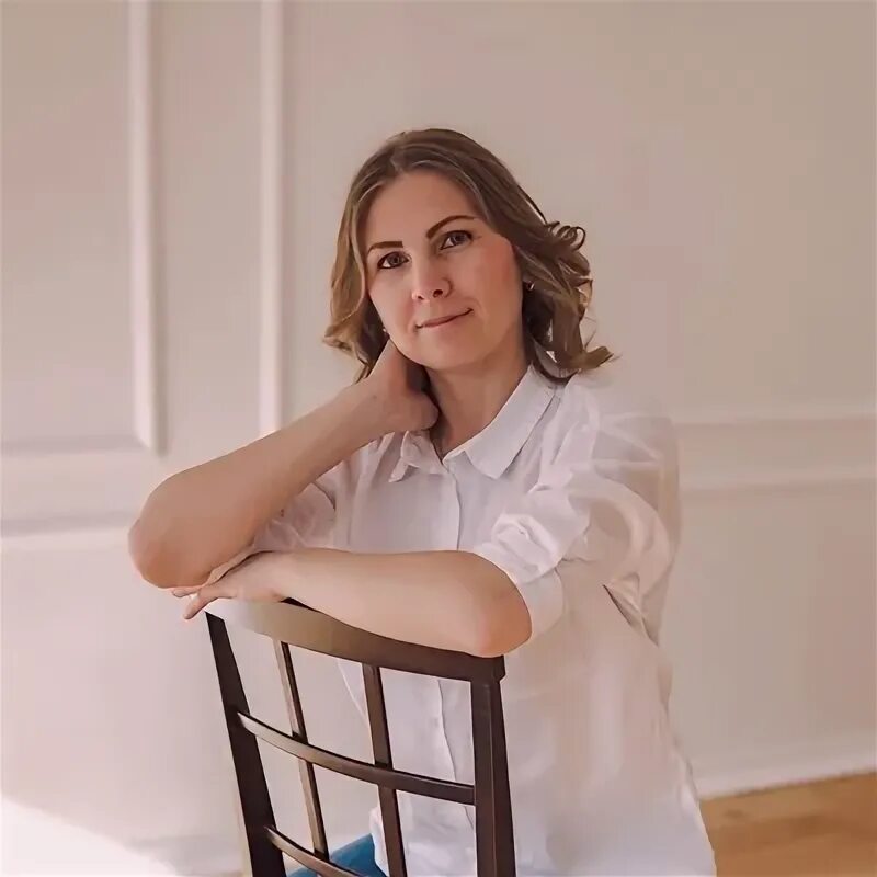 Джон гальяно фото. Модельеры женщины самые известные. Фамильный логотип. Дизайнер фамилии. Дизайнер фамилии.