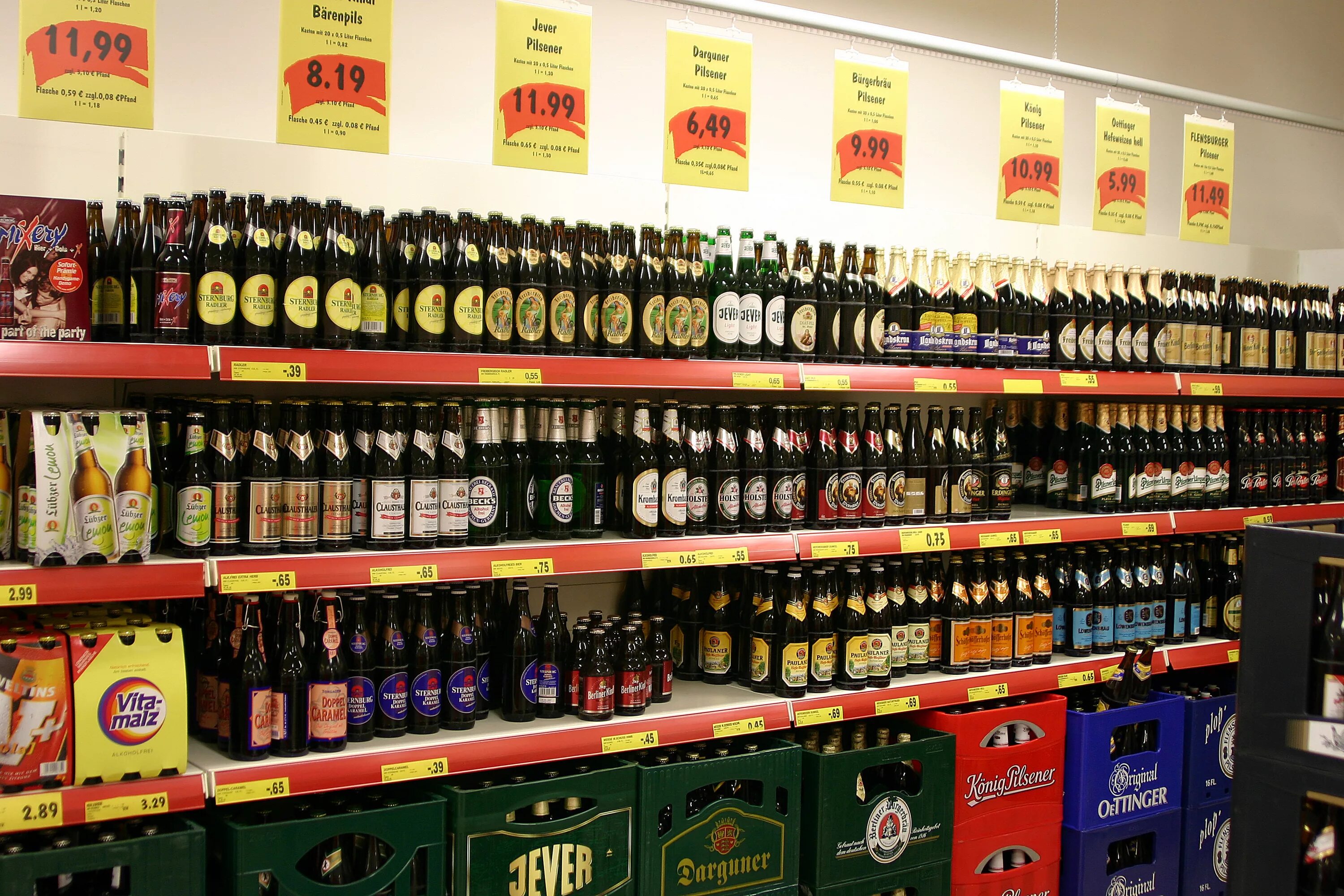 Купить пиво в магните. Пиво ассортимент. Пивная полка в магазине. Пиво в немецких супермаркетах.