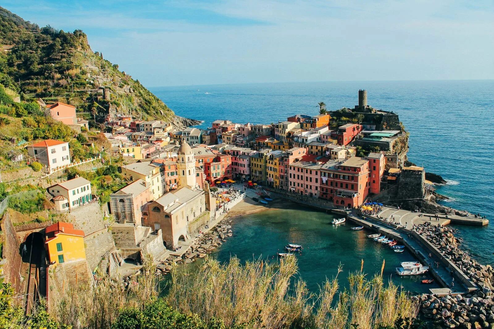 Городок италии. Чинкве-Терре Италия. Cinque Terre Италия. Чинкве-Терре Италия Вернацца. Чинквитерра Италия.