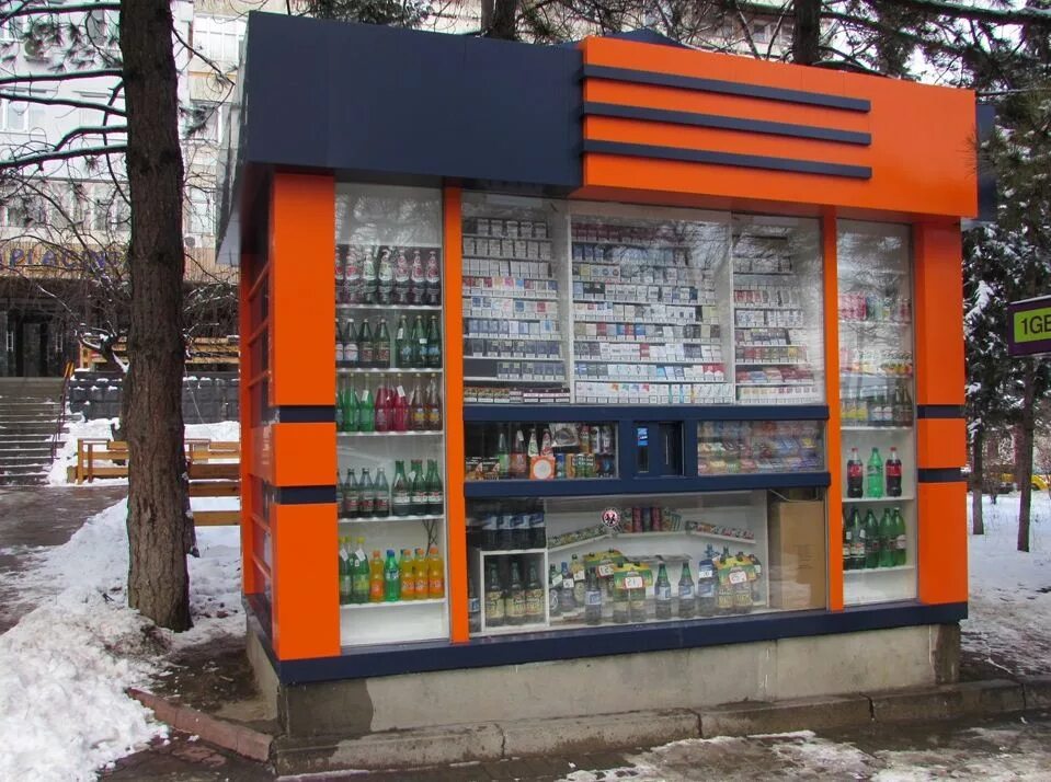 Сигареты киоск. Ларек с сигаретами. Киоск с сигаретами. Витрина для сигарет. Табачный киоск украина.
