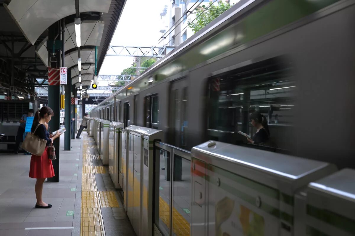 Пирон метро. Метро поезд перрон. Метро в Японии.