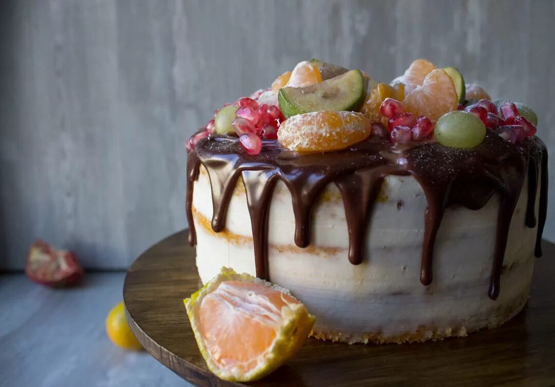 шоколадная глазурь ганаш. торт с шоколадными подд. подтеки на торте. белый торт с шоколадными подтеками. белый торт с шоколадными подтеками.