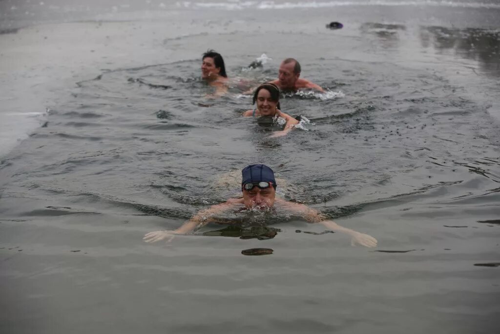 Плыть в холодной воде. Купание вхолодгой воде. Купаться в холодной воде. Плавание в холодной воде. Плавание в ледяной воде.