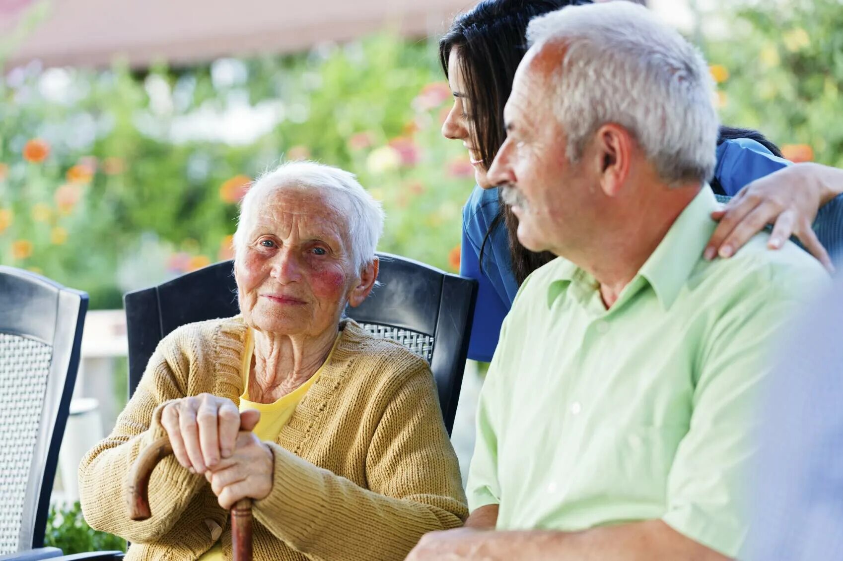Работа с пожилыми семьями. Семья пенсионеров. Социальная поддержка пожилых людей. Пенсионеры в доме престарелых. Забота о пожилых людях.