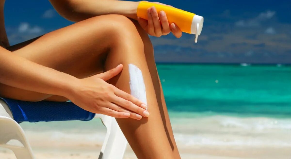 Крем зачем. Крем для загара на пляже. Солнцезащитные крема нанесение. Солнцезащитный крем на коже. Солнцезащитный крем на пляже.