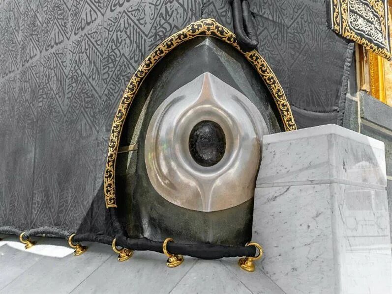 Hajarul Aswad. Камень в Мекке Хаджарул асваж. Камень Хаджар Аль Асвад. Черный камень Аль-Хаджар Аль-Асвад.